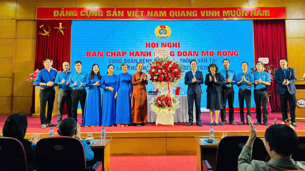 The Board of Directors presented flowers to congratulate the Conference of the Executive Committee of the Transport Hospital Trade Union for the 2025 - 2030 term. Photo: The Quoc