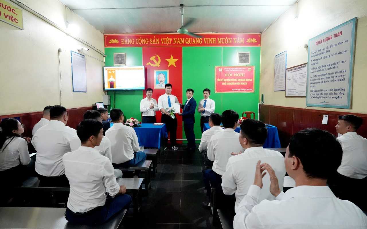 With 48 party members admitted in 2025, the number of party members in the entire Party Committee of Mao Khe Coal Company has increased to 1,269 comrades. Photo: TKV