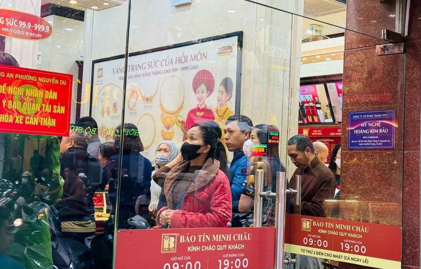 Sang 2.12, nhieu nguoi cho doi trong mot cua hang vang bac da quy tai Ha Noi de mua vang nhan. Anh: Phuong Anh