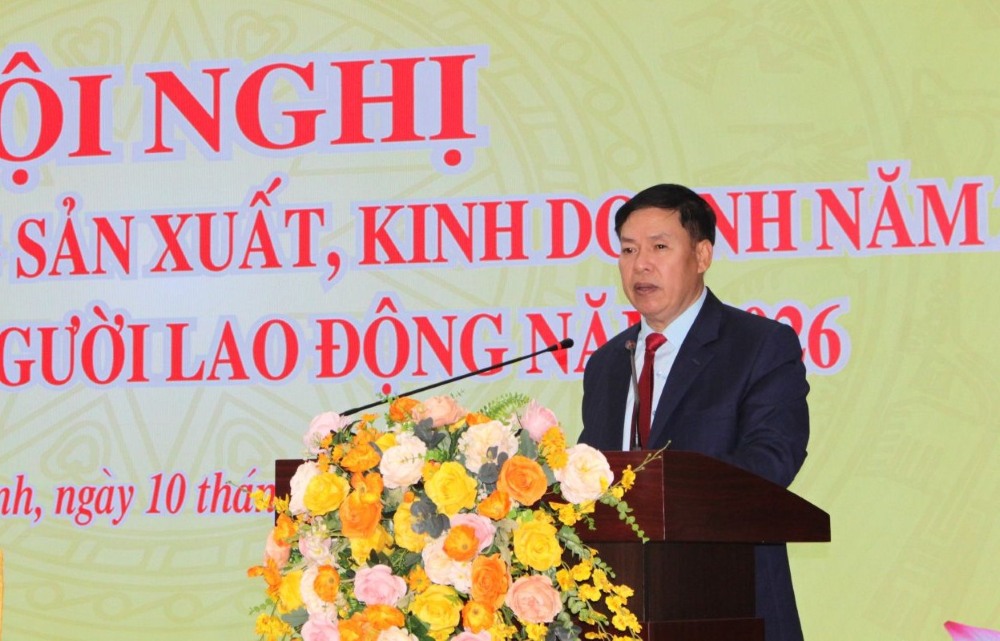 꽝닌 석탄 가공 회사 - TKV 부이 꽝 휘 이사가 2025년 생산 및 사업 결과와 2026년 계획을 보고하고 있습니다. 사진: TKV