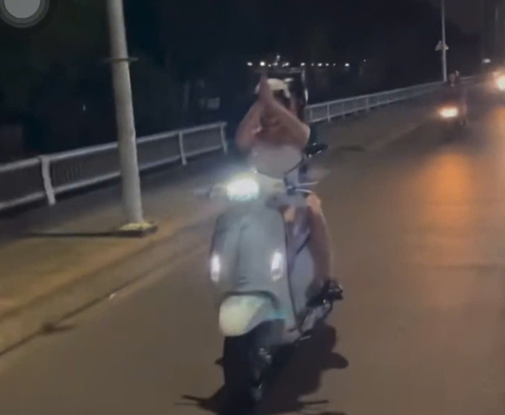 Hinh anh co gai tha hai tay roi chap lai vai lay. Anh cat tu clip ban doc cung cap