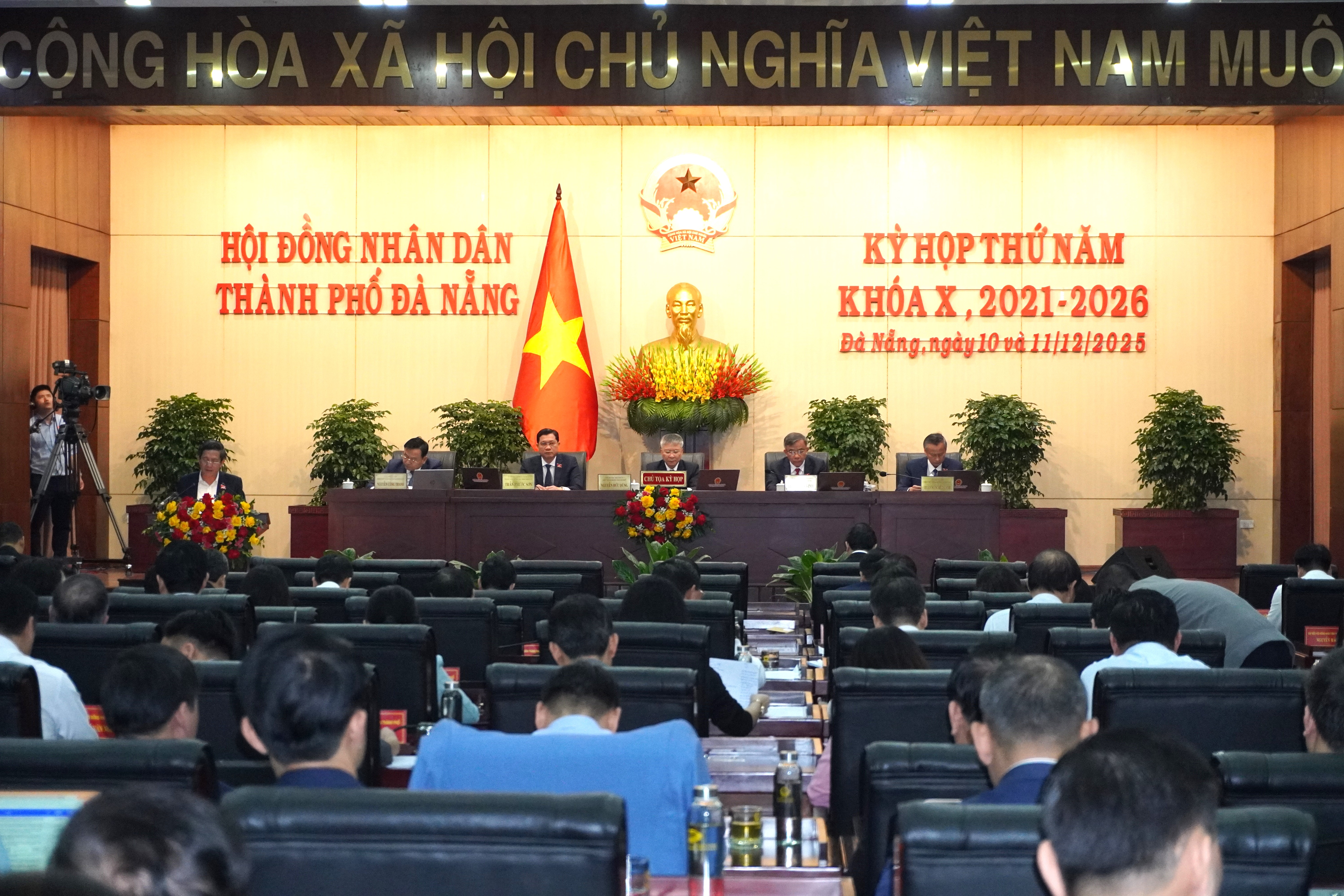 Ky hop thu 5 HDND TP Da Nang khoa X. Anh: Tran Thi