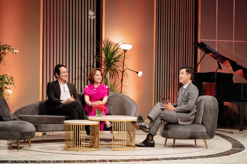 Vo chong NSUT Hoang Hai trong chuong trinh “Khach san 5 sao“. Anh: VTV