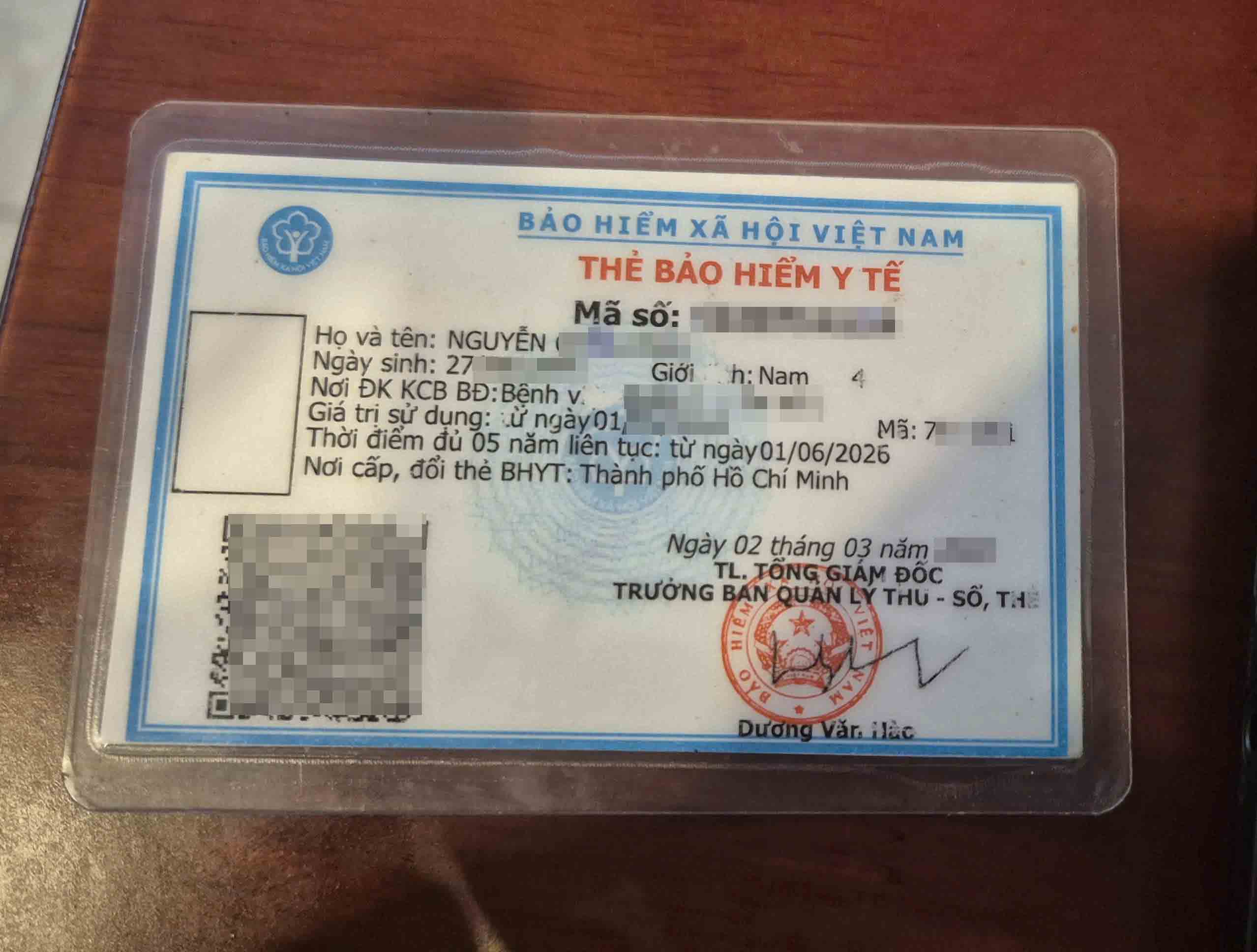  Sinh vien khong tham gia BHYT co the thiet thoi trong qua trinh kham chua benh. Anh : Chan Phuc