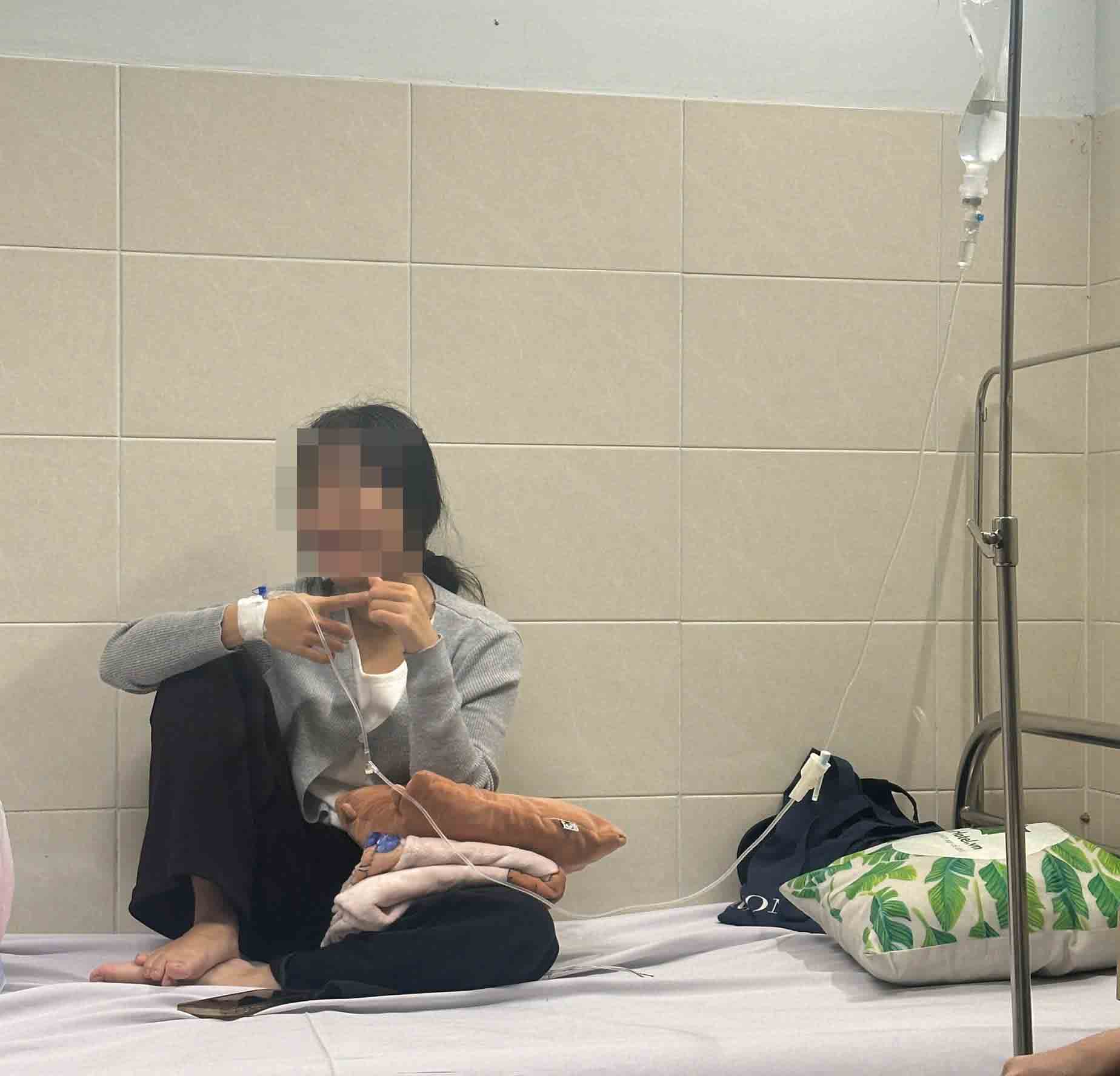 Chi Ngoc Anh nhap vien vi bi ngo doc thuc pham. Anh: NVCC