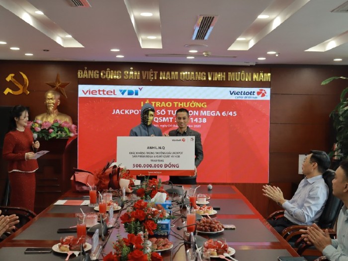 Anh L.N.Q trao 500 trieu dong de thuc hien cac hoat dong an sinh xa hoi thong qua quy Tam Tai Viet. Anh: