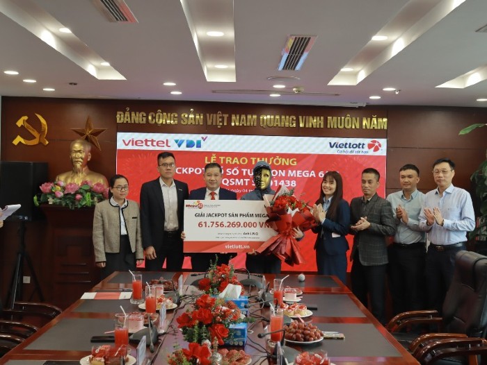 Mr. L.N.Q received the Mega 6/45 QSMT 01438 Lottery Jackpot. Photo: Vietlott Lottery