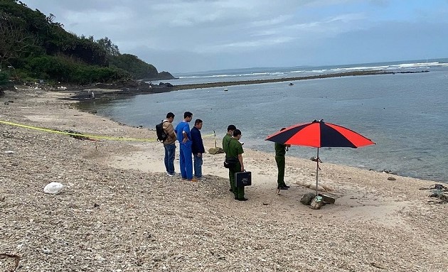 Thi thể trôi dạt vào bờ biển xã Đông Sơn, tỉnh Quảng Ngãi. Ảnh: Tuấn Anh