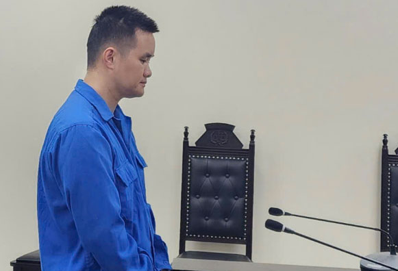 Nguyễn Văn Lâm bị cáo buộc mua bán hai người cho chủ quán karaoke. Ảnh: Quang Việt