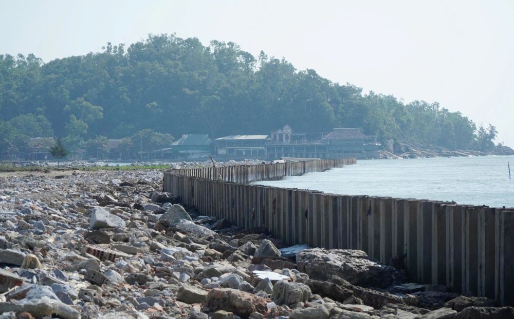 Hien nay du an van chi la bai dat trong voi he thong coc be tong ngon ngang, co dai moc um tum. Anh: Quach Du