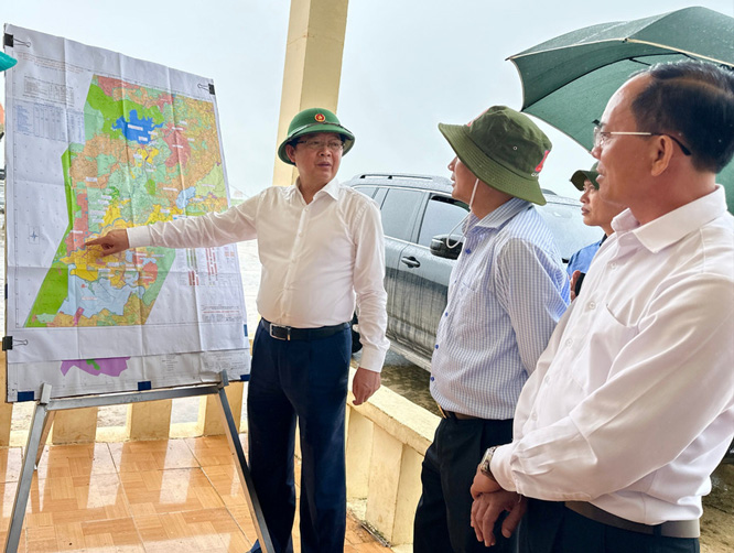 Pho Thu tuong Ho Quoc Dung trong chuyen lam viec tai xa Ia Mo. Anh: Tra My