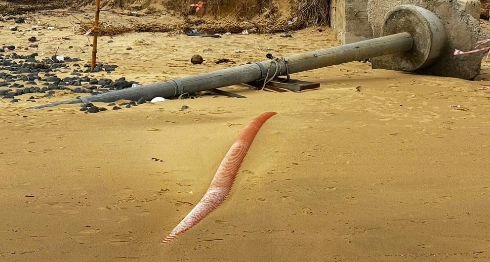 The erosion caused the wire to erode and cross the embankment for Ly Son Special Zone. Photo: Vien Nguyen