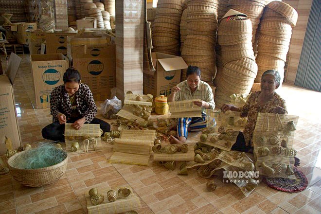 Nhung san pham dan tre truyen thong duoc HTX bao tieu, giup nguoi dan yen tam gan bo voi nghe. Anh: Phuong Anh