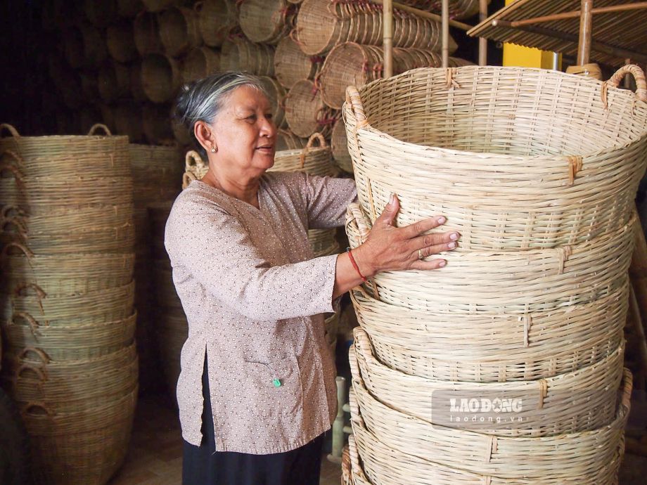 Ba Lam Thi Phen ben nhung san pham can xe. Anh: Phuong Anh