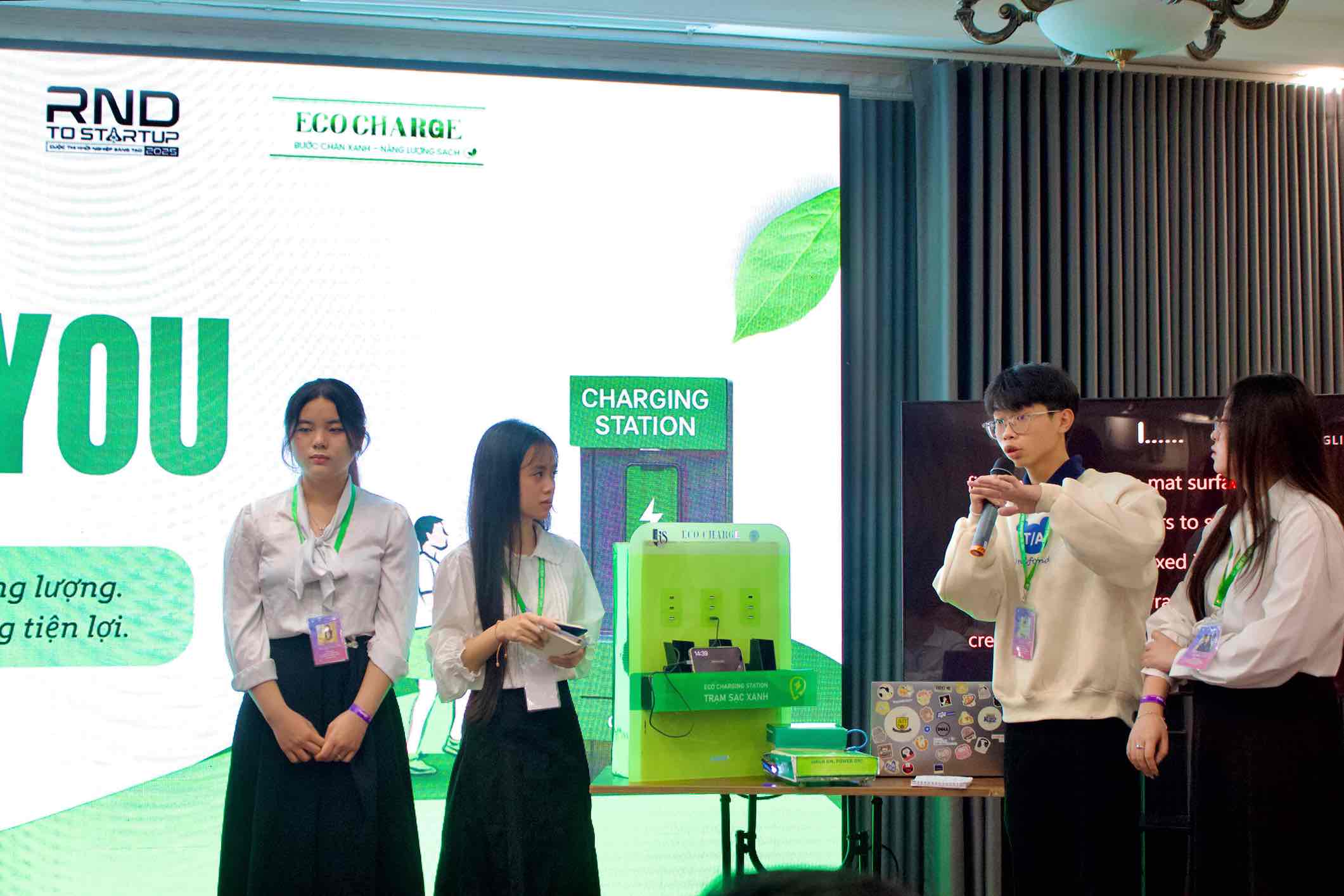 Dự án EcoCharge - Thảm sạc điện xanh chuyển hoá năng lượng từ bước chân do nhóm sinh viên từ Trường Quốc tế - ĐHQGHN phát triển