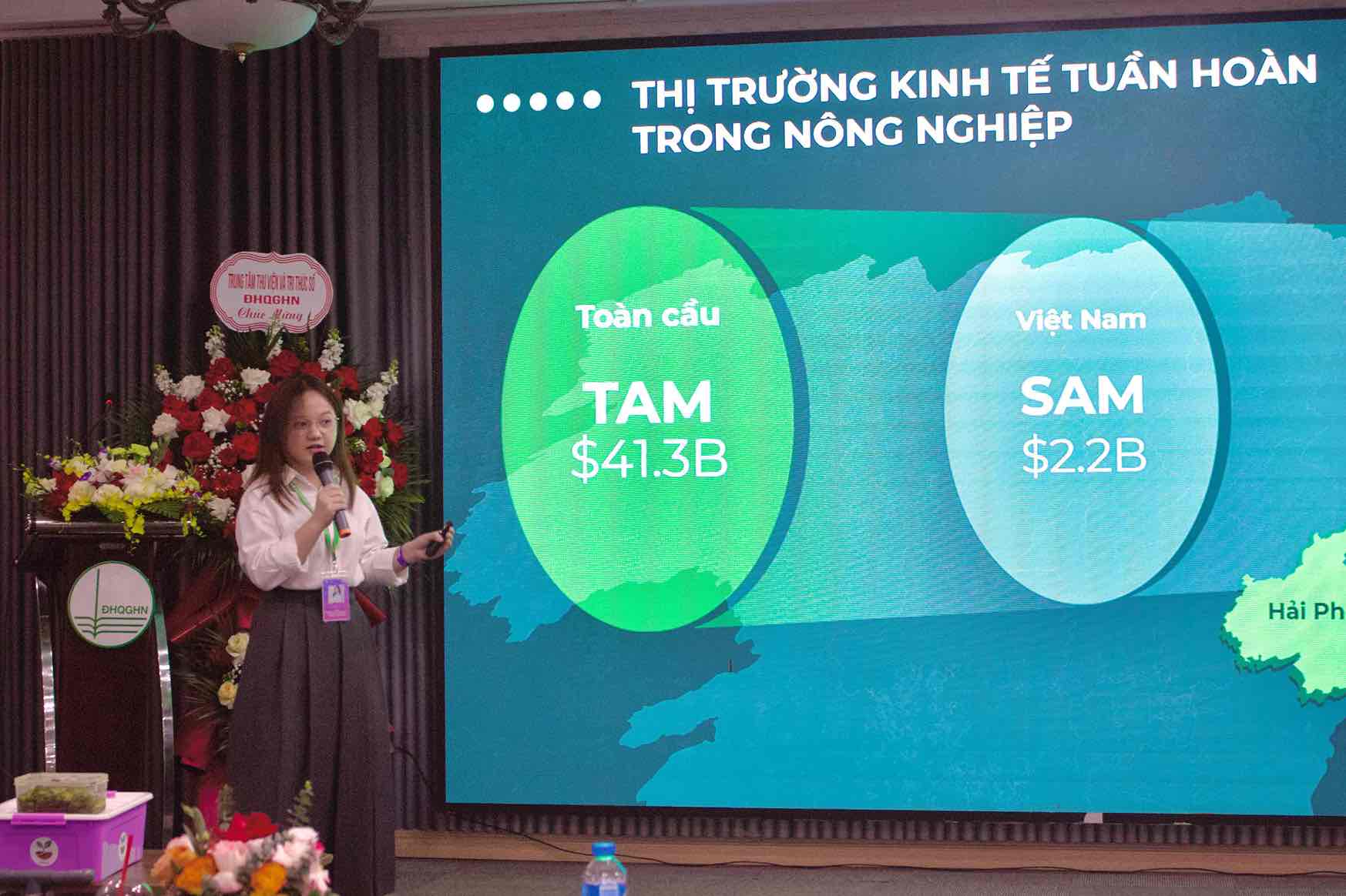 VietSoil – Mô hình kinh tế tuần hoàn tái chế phụ phẩm nông nghiệp bằng công nghệ ruồi lính đen (BSF) do sinh viên trường Đại học Ngoại thương nghiên cứu và phát triển. Ảnh: Song 