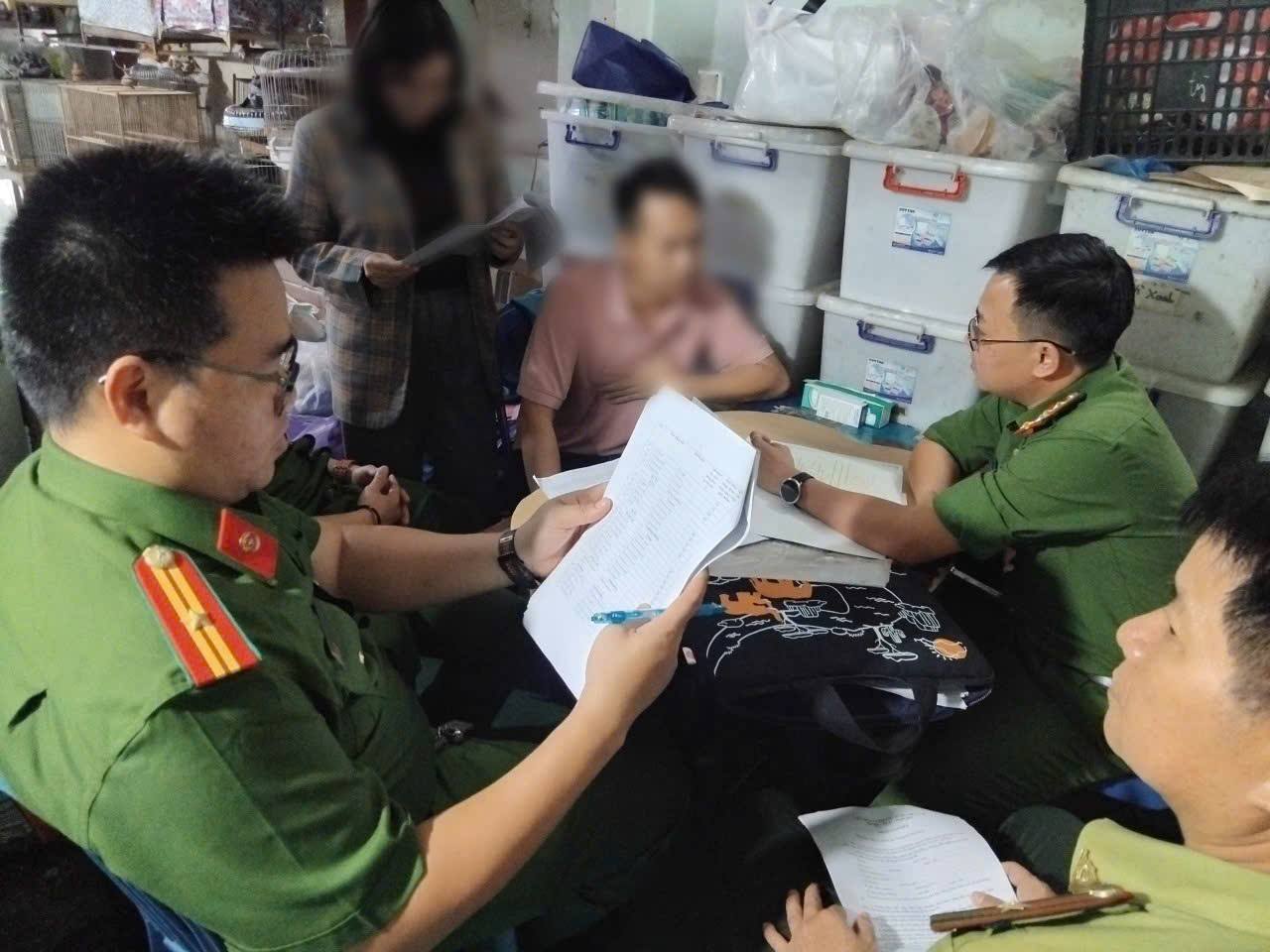 Da Nang discovers a facility illegally selling 65 wild birds. Photo: CATP