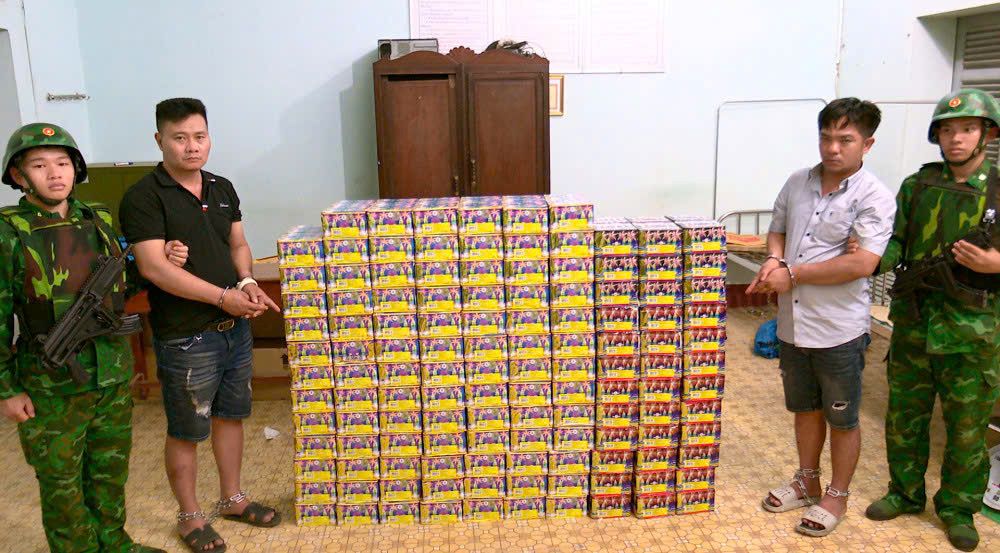 Các lực lượng chức năng phối hợp bắt giữ 2 đối tượng vận chuyển pháo lậu quy mô lớn. Ảnh: Biên phòng cung cấp