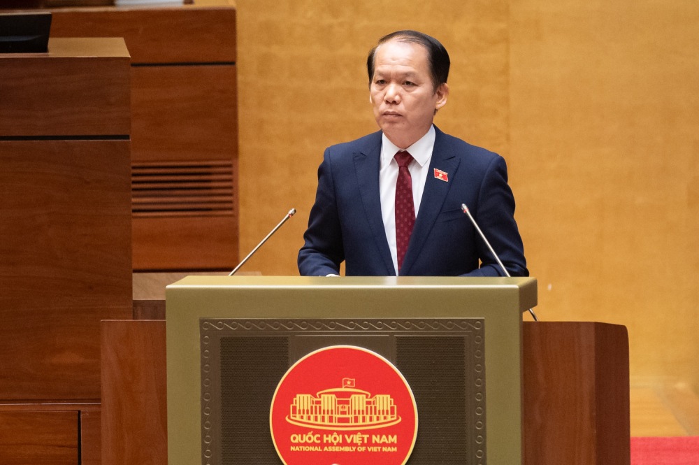 Uy vien Uy ban Thuong vu Quoc hoi Hoang Thanh Tung trinh bay du thao nghi quyet. Anh: Pham Thang