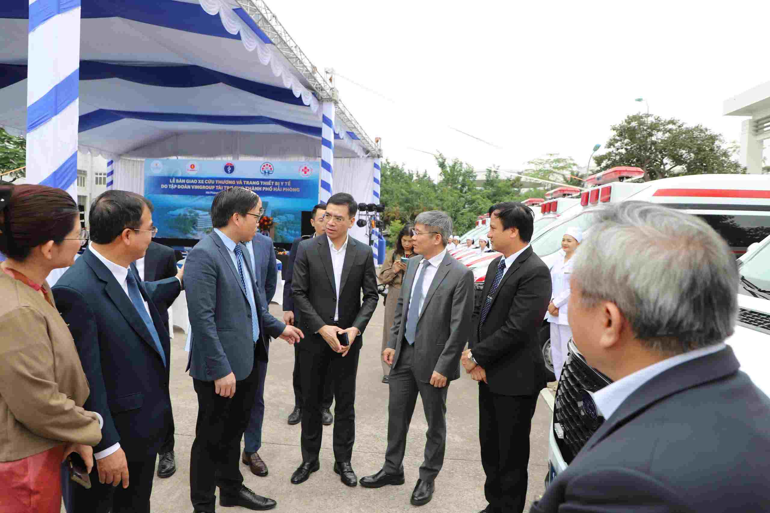 Leaders of the Department of Medical Examination and Treatment - Ministry of Health at the handover ceremony of ambulances and medical equipment sponsored by Vingroup. Photo: Le Hao