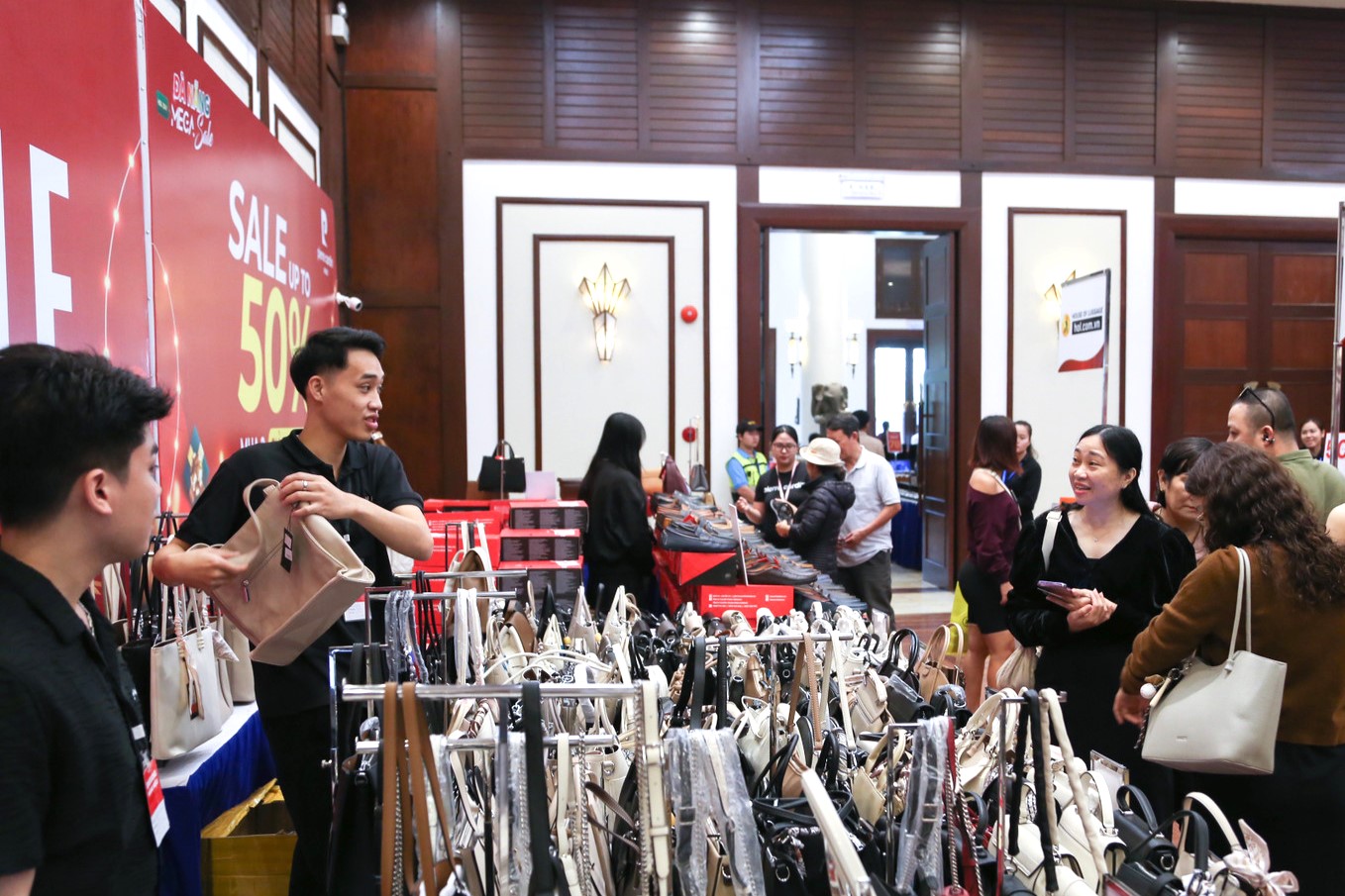 Ngay hoi voi 120 gian hang, trung bay va ban cac san pham thoi trang, my pham, dong ho, phu kien, hang tieu dung cao cap. Anh: Tran Thi