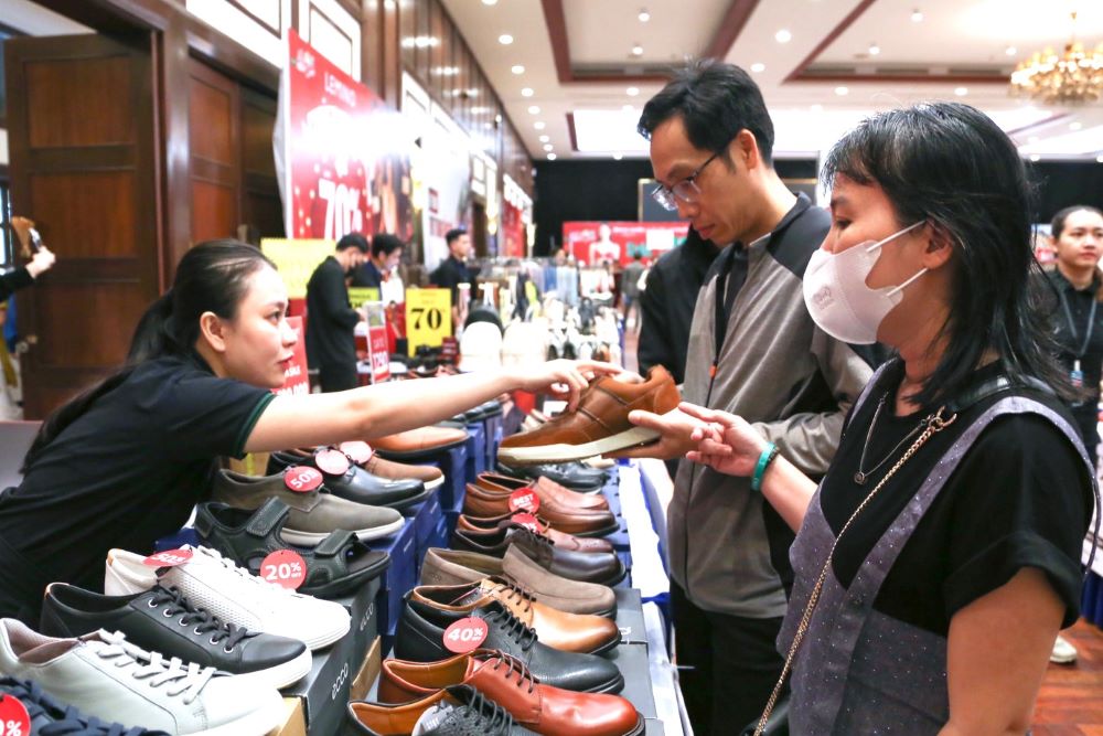 Hundreds of high-end booths participate in the big year-end promotion fair in Da Nang. Photo: Tran Thi
