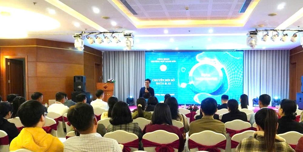 El Sindicato de la comuna de Ngu Hanh Son en Da Nang organiza capacitacion y capacitacion en transformacion digital para funcionarios y miembros del sindicato. Foto: Sindicato de Ngu Hanh Son.