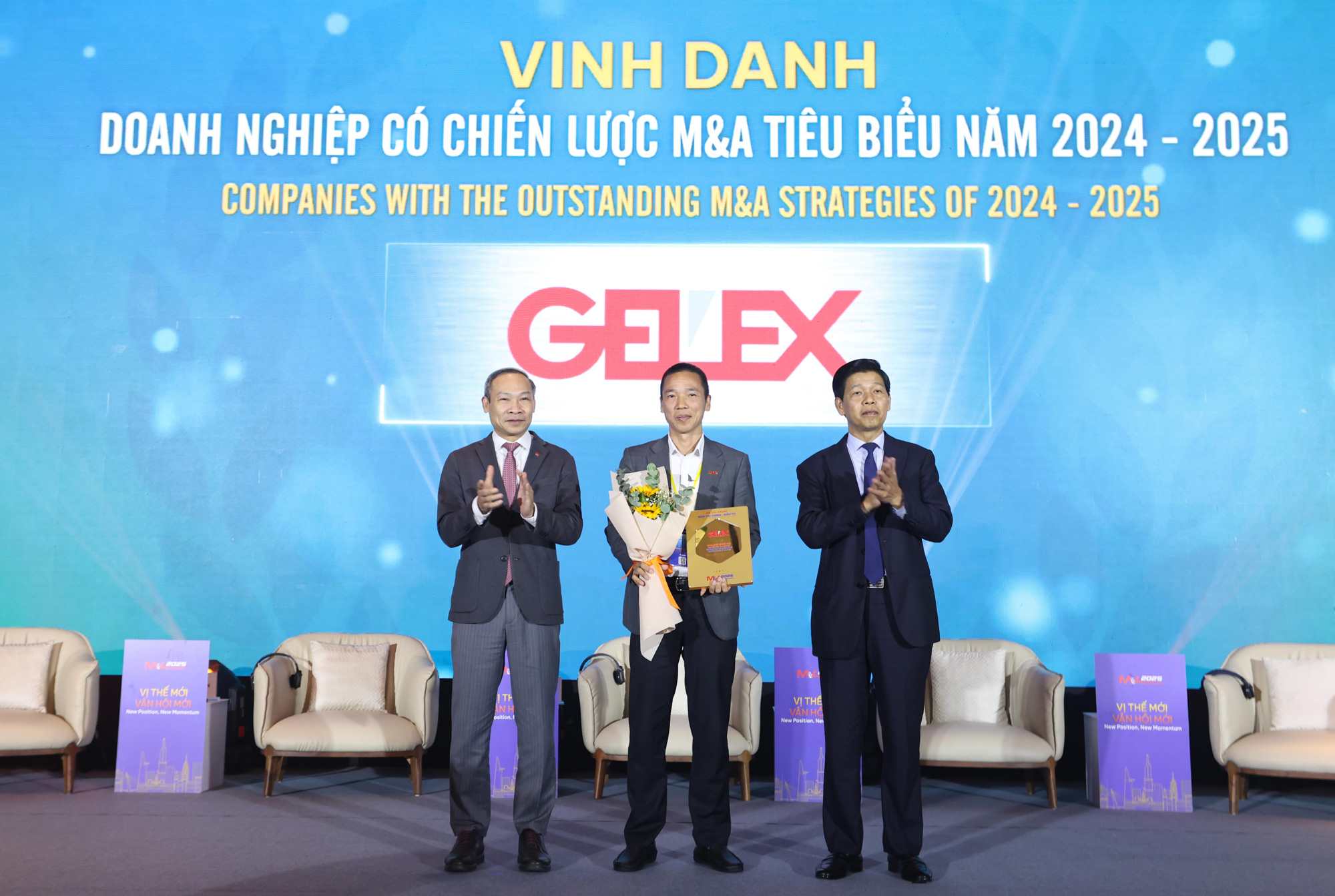 Ong Nguyen Hoang Long – Pho Tong Giam doc Tap doan GELEX dai dien nhan vinh danh Doanh nghiep co chien luoc M&A tieu bieu 2024-2025. Anh: GELEX