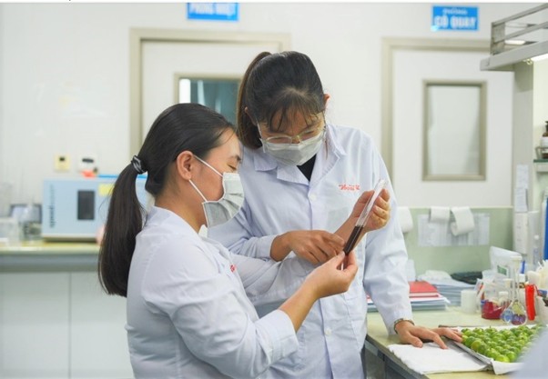 Kiem soat chat luong siro ho cam duoc thuc hien nghiem ngat. Anh: Ich Nhi