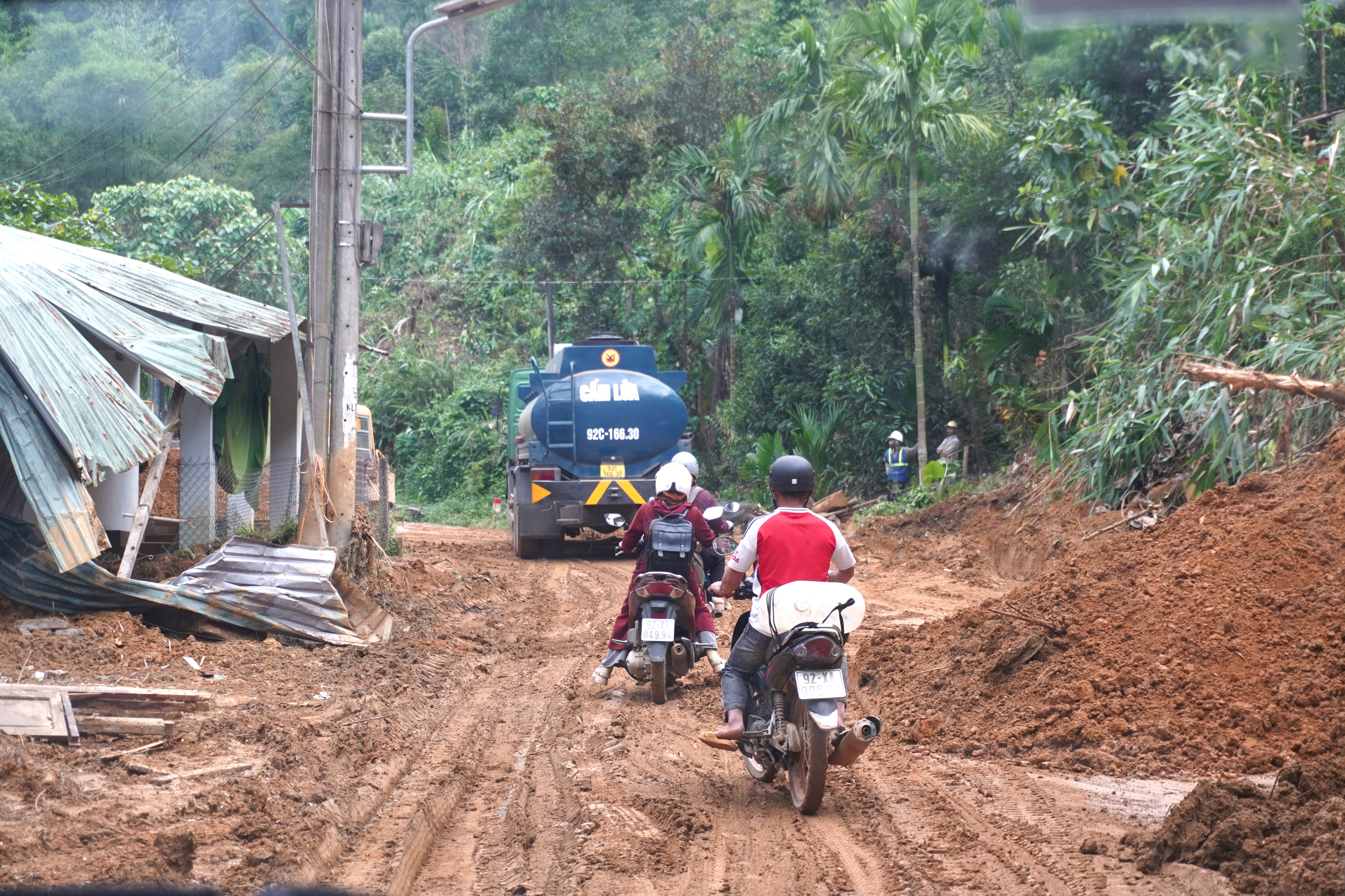Mỗi năm, TP chi hơn 1.000 tỉ đồng để khắc phục sạt lở hạ tầng giao thông. Ảnh: Trần Thi
