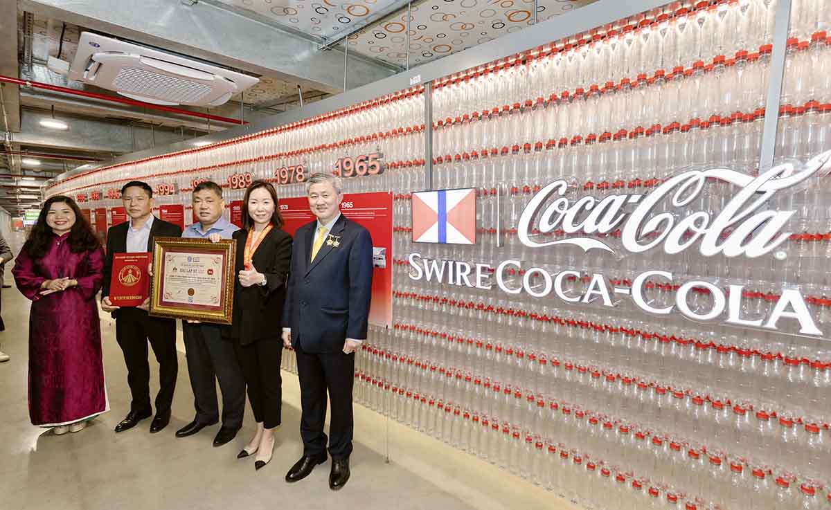 Coca-Cola Vietnam sets a record with artwork from 100,000 recycled plastic bottles (rPET). Photo: Provided by the enterprise