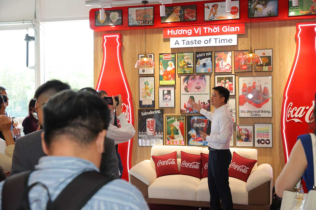 Khach tham quan co the trai nghiem bao tang Coca - Cola va khu trung bay ve kinh te tuan hoan ngay tai nha may, gioi thieu gia tri ma thuong hieu theo duoi trong hon 30 nam tai Viet Nam. Anh: Doanh nghiep cung cap