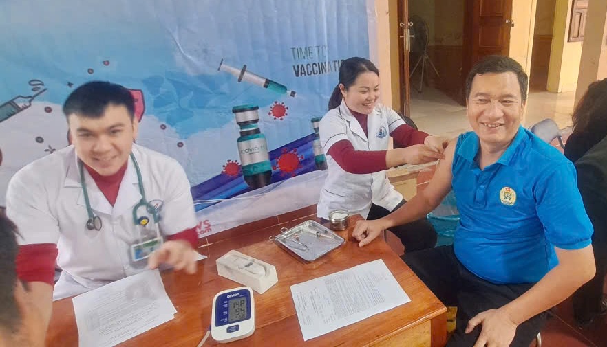 Union members and workers are vaccinated against seasonal flu. Photo: Nghe An Trade Union