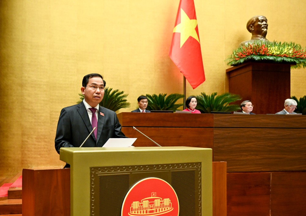 国会常務委員会のレ・クアン・マン議員は、第15回国会第10回決議案を提出した。写真: ファムドン