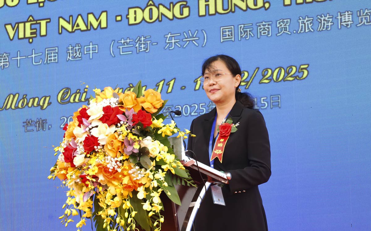 Ba Ho Hieu Ninh, Pho Giam doc So Thuong mai Quang Tay, Truong doan Dai bieu Khu tu tri dan toc Choang, Quang Tay, Trung Quoc phat bieu tai le khai mac hoi cho. Anh: Cong TTDT phuong Mong Cai 1