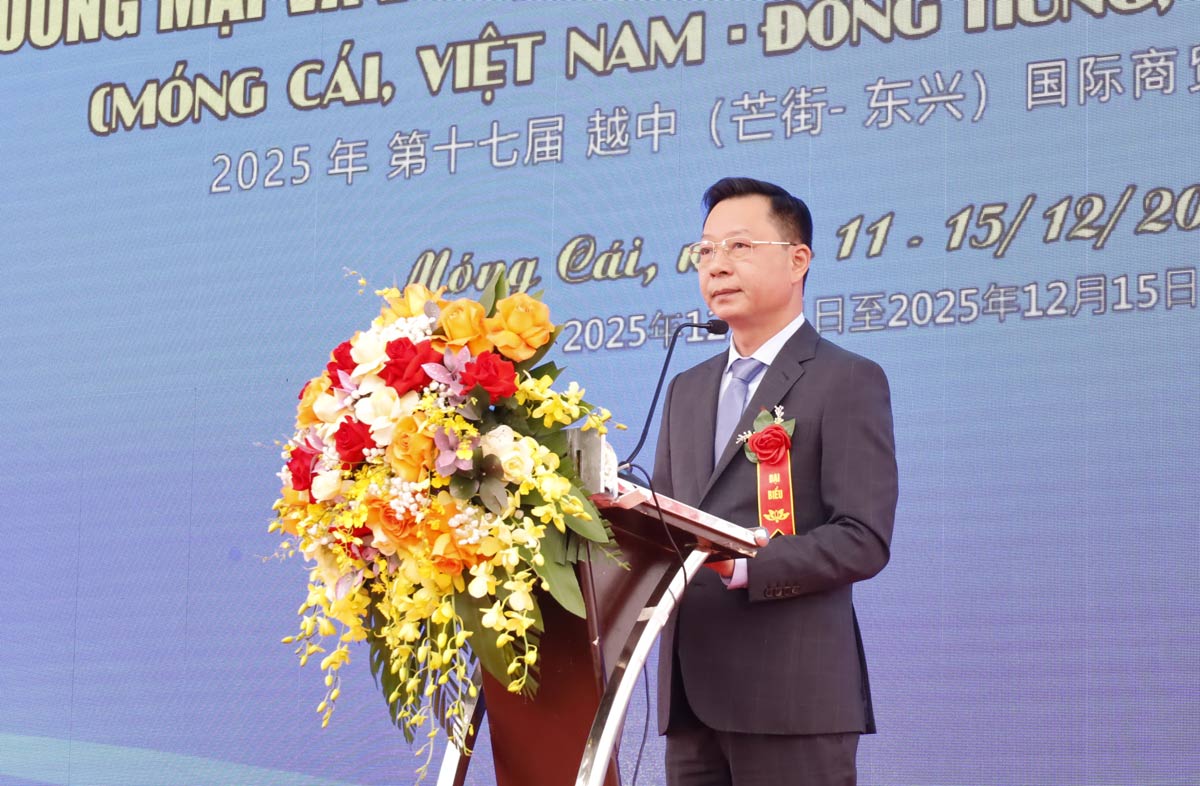 Ong Le Van Anh, Uy vien Ban chap hanh Dang bo tinh, Pho Chu tich UBND tinh Quang Ninh phat bieu tai le khai mac. Anh: Cong TTDT phuong Mong Cai 1