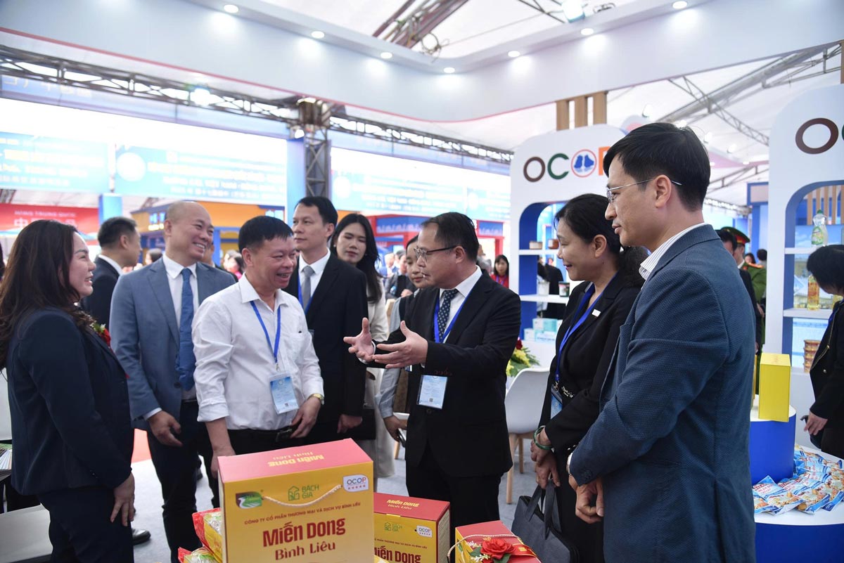 Dai bieu tham quan cac gian hang tai hoi cho. Anh: Doan Hung