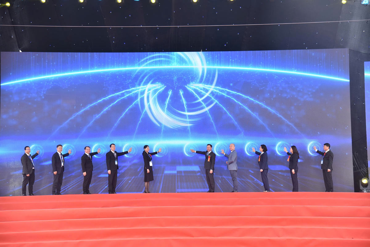 Delegates pressed the button to open the 17th Vietnam - China International Trade and Tourism Fair in 2025 (Mong Cai, Vietnam - Dongxing, China). Photo: Doan Hung