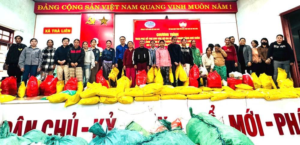 The Trade Union of 29/3 Textile and Garment Joint Stock Company presented more than 500 gifts to people in Tra Lien commune, Da Nang who suffered damage during the recent floods. Photo: Hai Chau