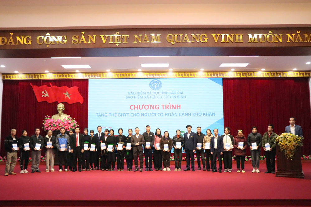 The activity of giving health insurance cards has profound humanitarian significance in implementing social security policies. Photo: Bao Nguyen