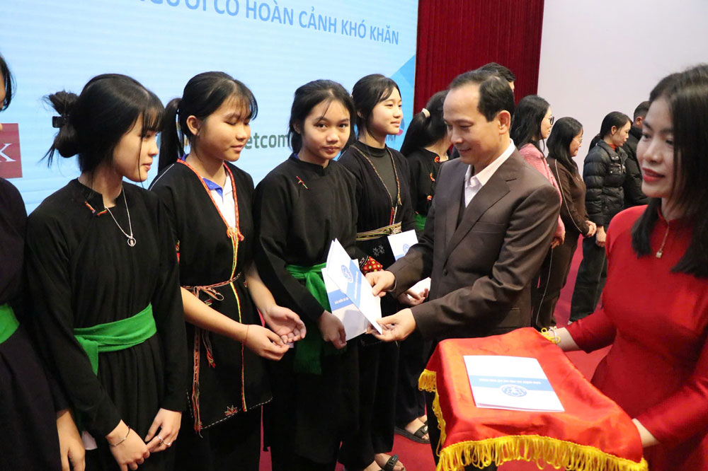 BHXH tinh Lao Cai tang the BHYT cho nguoi dan co hoan canh kho khan tai xa Yen Binh. Anh: Bao Nguyen 