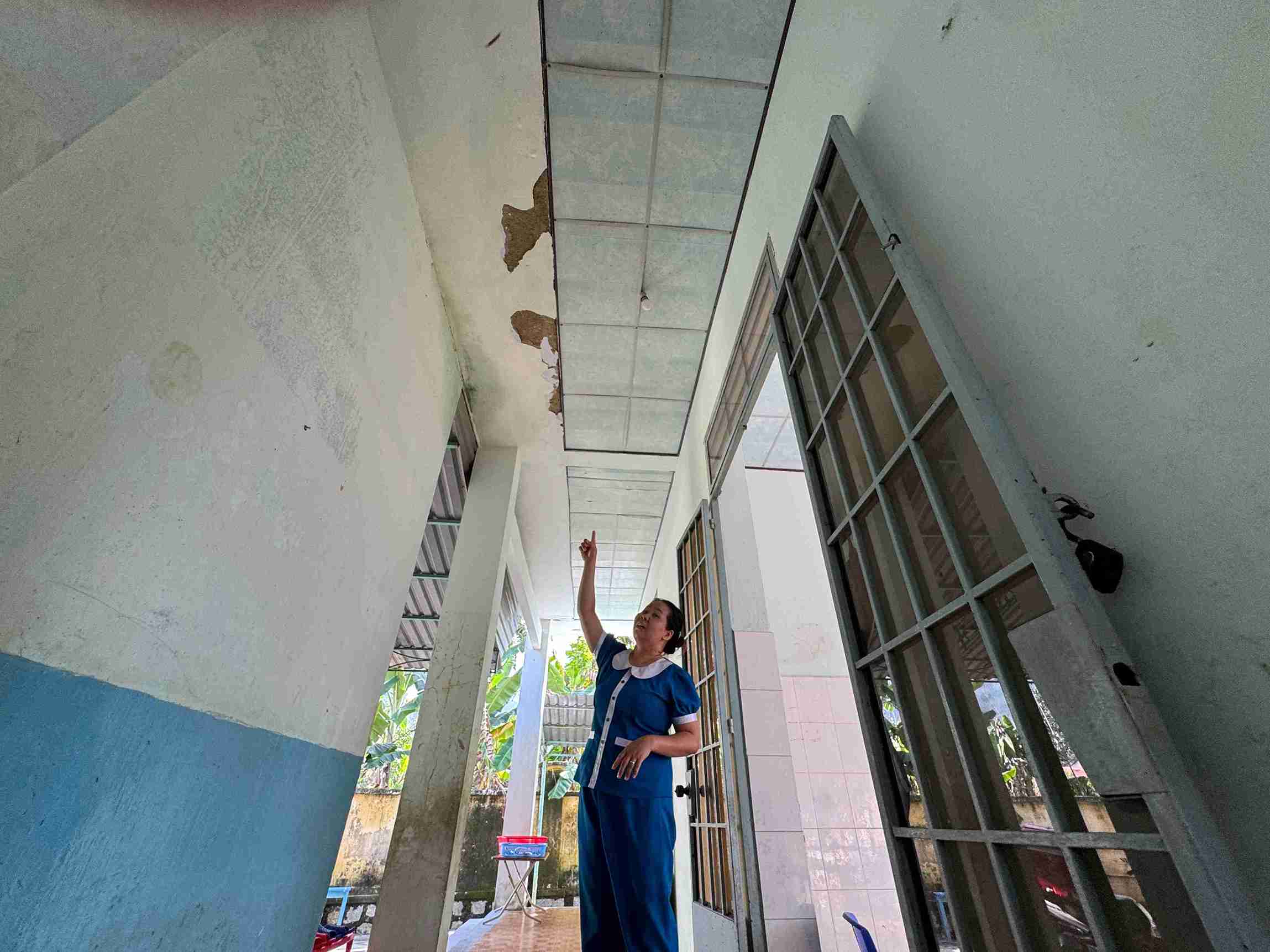 Teachers and preschool children in Dien Khanh commune, Khanh Hoa province have to study in an old, dilapidated room. Photo: Huu Long