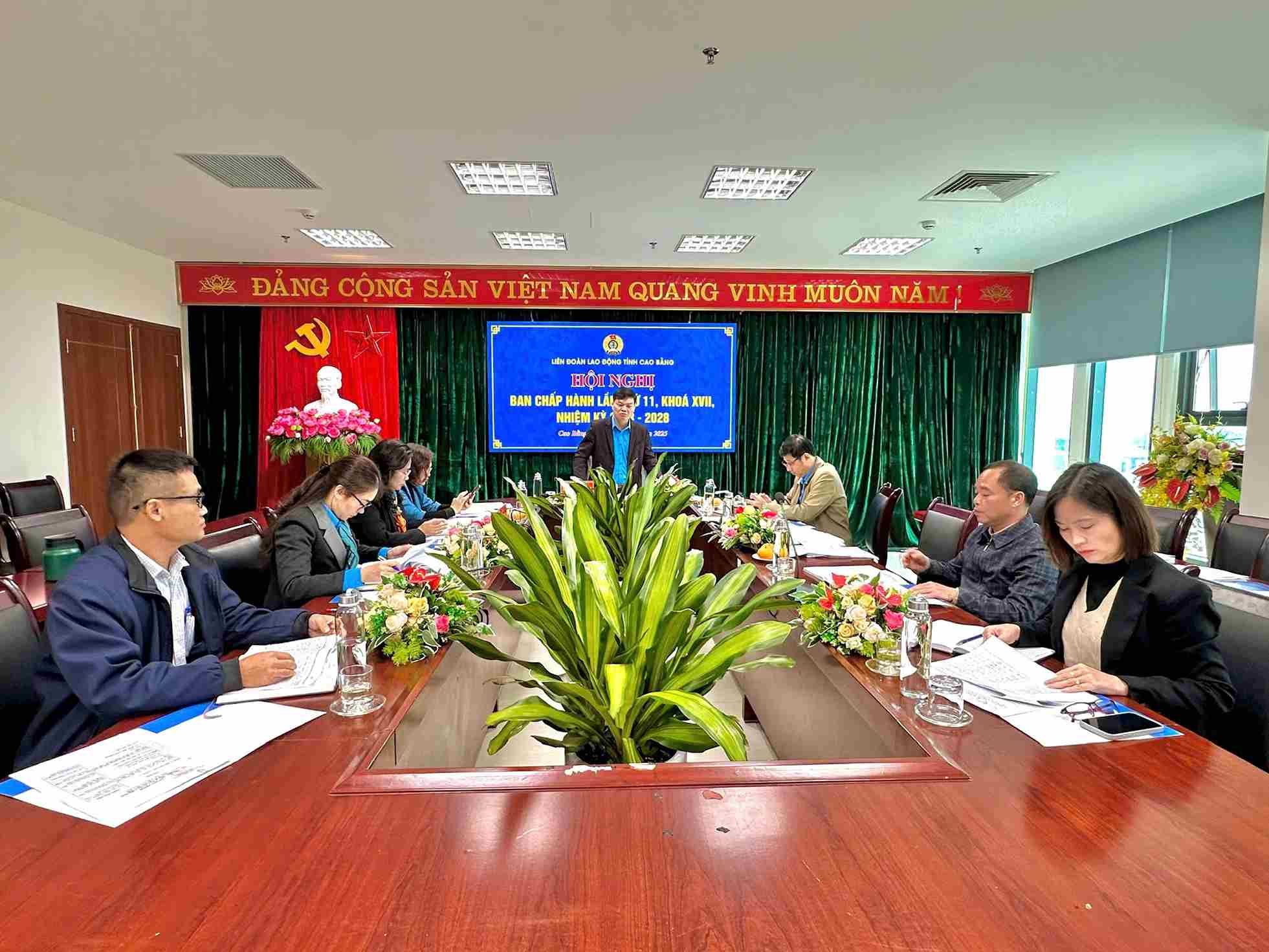 Cao Bang Provincial Labor Federation conducts the personnel introduction process. Photo: Dam Tu