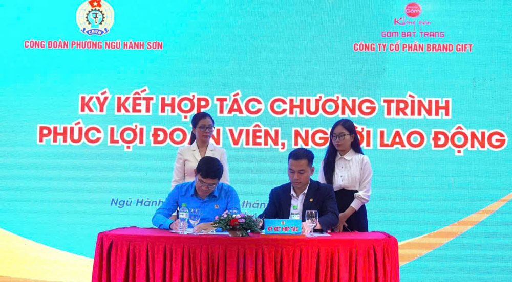 Ngu Hanh Son Ward Trade Union, Da Nang organized the signing of the cooperation agreement "Welfare Program for union members and workers". Photo: Ngu Hanh Son Trade Union.