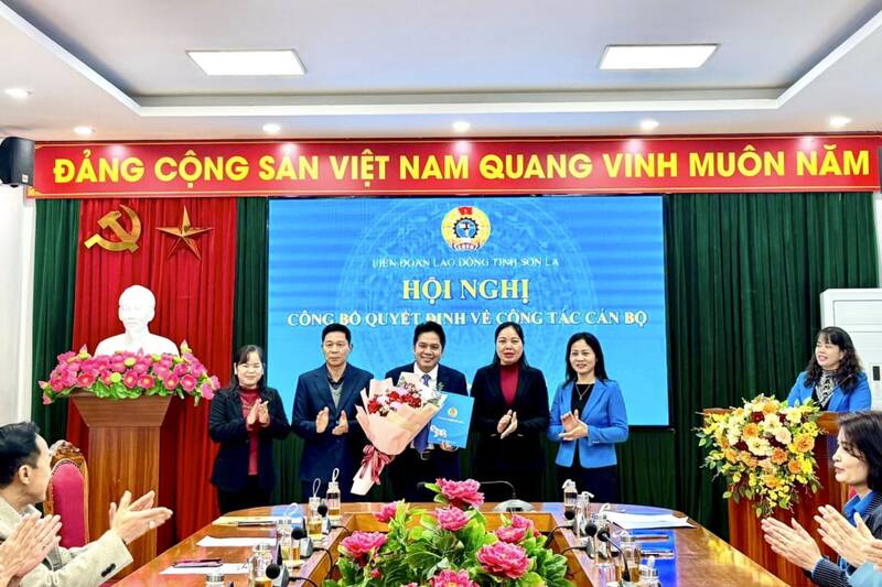 The leaders of the Vietnam Fatherland Front of Son La province congratulated the new Chairman of the So Ngoc Cuong Provincial Federation of Labor. Photo: Truong Son