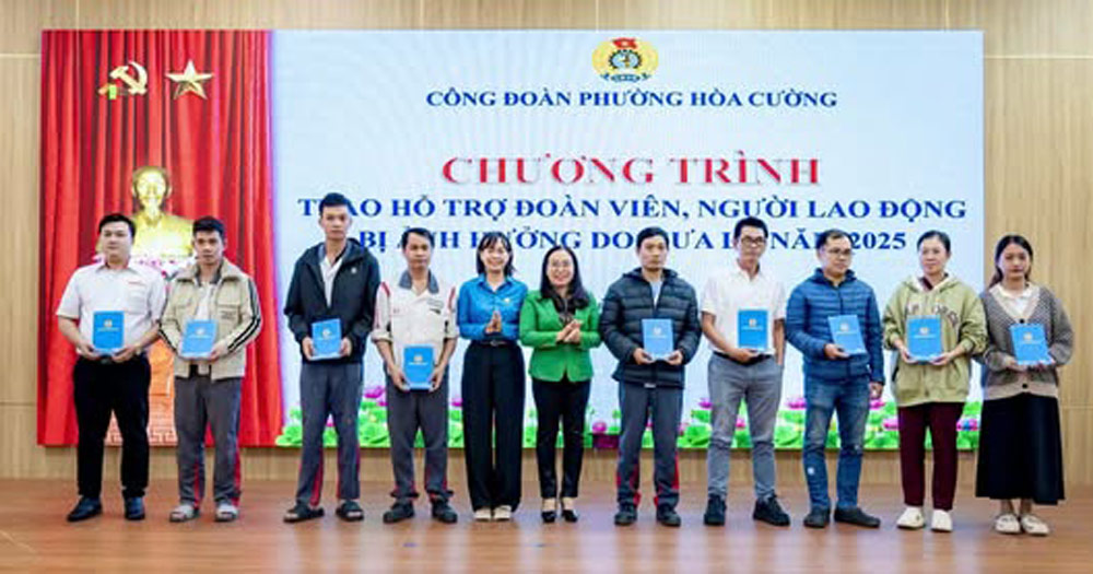 The Hoa Cuong Ward Labor Union, Da Nang presented support to union members and workers affected by floods. Photo: Hoa Cuong Trade Union.