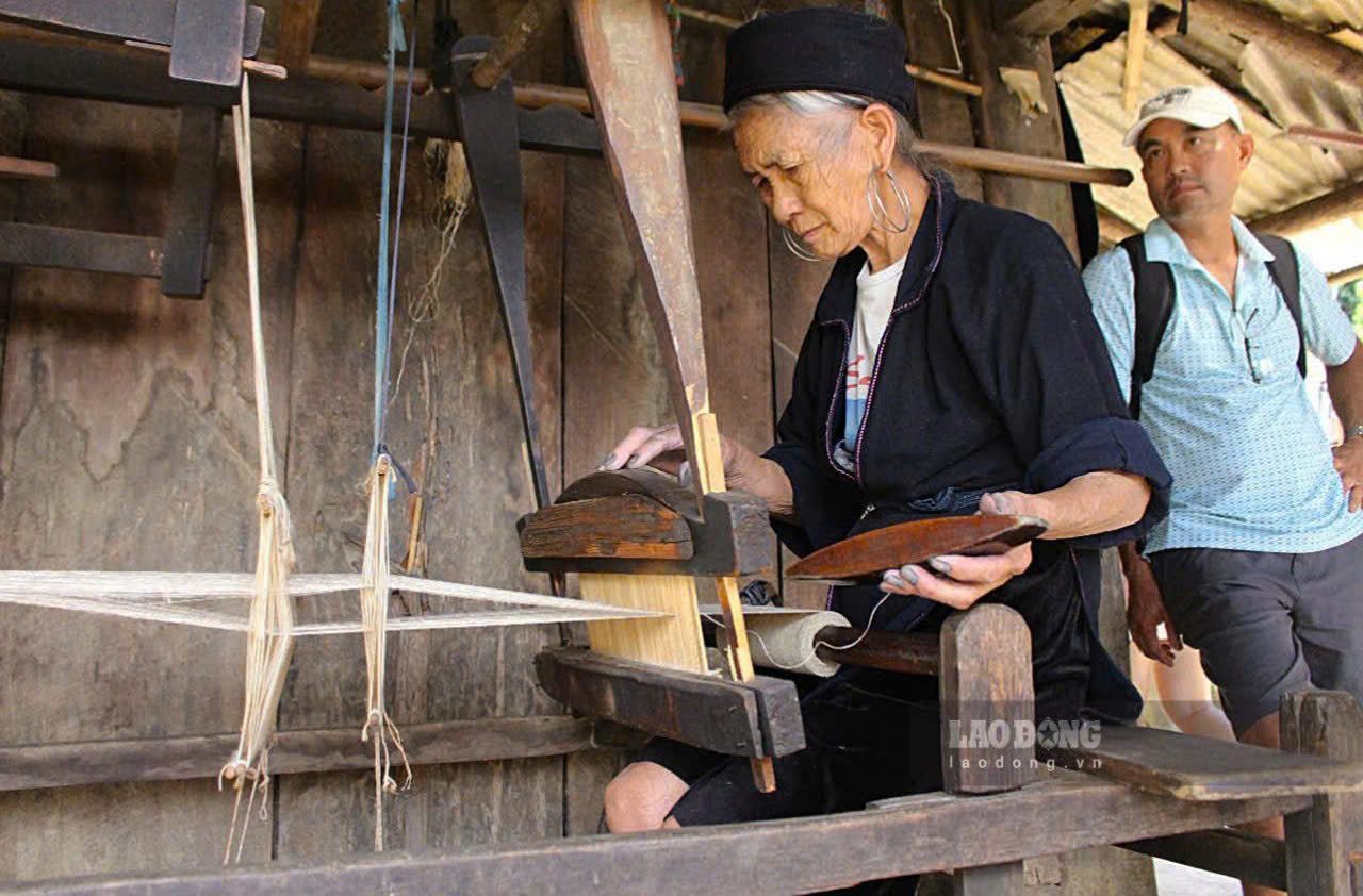 Nghe det lanh truyen thong cua nguoi dan H'Mong o ban Cat Cat. Anh: Le Tuyen