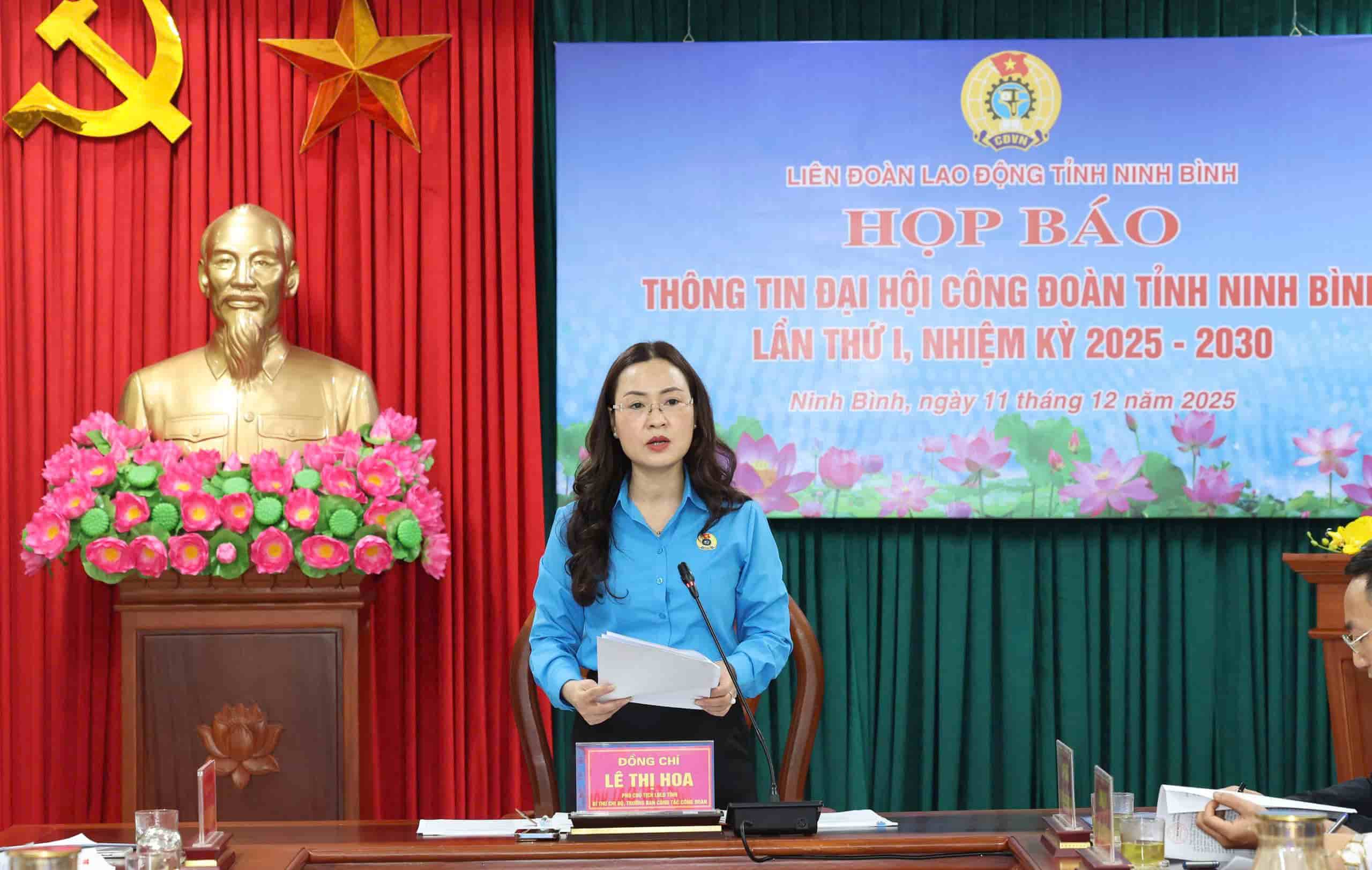 Ba Le Thi Hoa - Pho Chu tich LDLD tinh Ninh Binh da thong tin ve cong tac chuan bi va to chuc Dai hoi. Anh: Dieu Anh