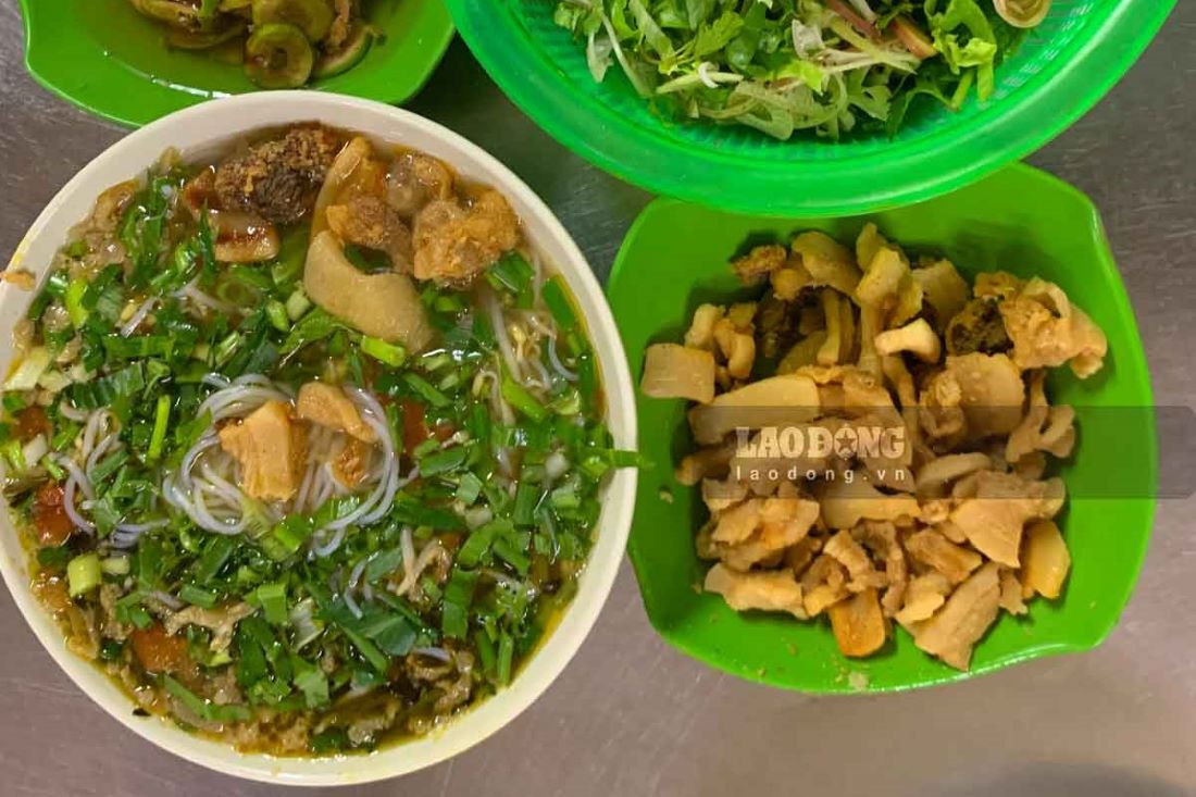 Top mo la topping quen thuoc trong cac bat bun nhu: bun sung, bun rieu,...Anh: Ha Vi