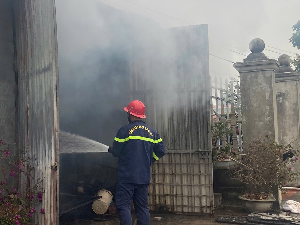 Efficacité des pompiers pour éteindre les incendies de maisons. Photo : Commune de Kiến Hải Hải Phòng